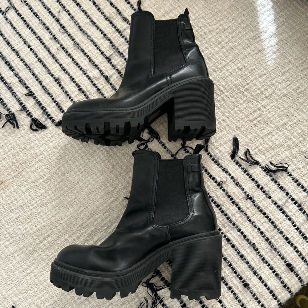 Urban Outfitters Black Chunky Chloe Chelsea Boot - Picture 4 of 8